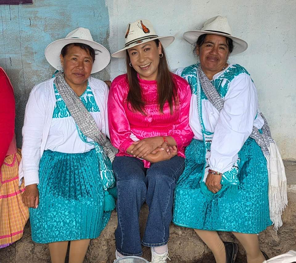 Habitantes de Santa Ana Ixtlahuaca expresaron su reconocimiento para la Diputada Leticia Mejía García, por el respaldo brindado a sus tradiciones y por la cercanía mostrada por la representante popular.