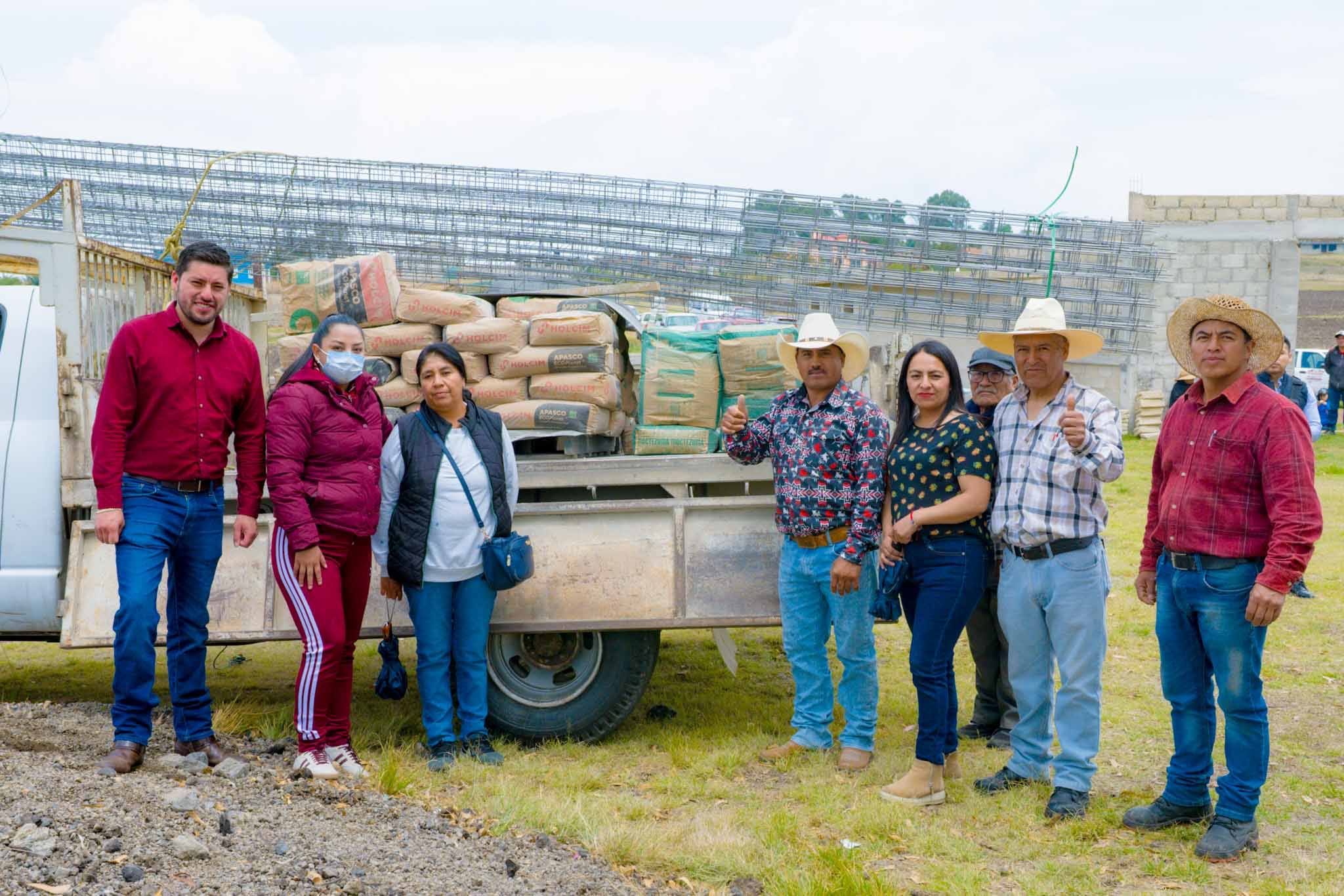 Entre los apoyos entregados destacan 48 bultos de cemento de 50 kilogramos cada uno, un viaje de grava, un viaje de arena y 25 piezas de armex, insumos que permitirán avanzar en una obra importante para la seguridad, orden y dignificación de este espacio público.