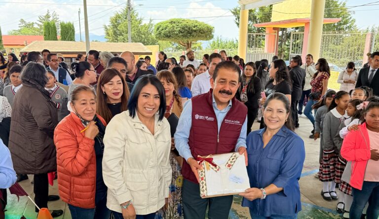 Angélica Colín subrayó que cada acción en favor de la educación representa una inversión en el futuro de Acambay, al abrir oportunidades para nuevas generaciones y consolidar mejores herramientas para su formación académica.