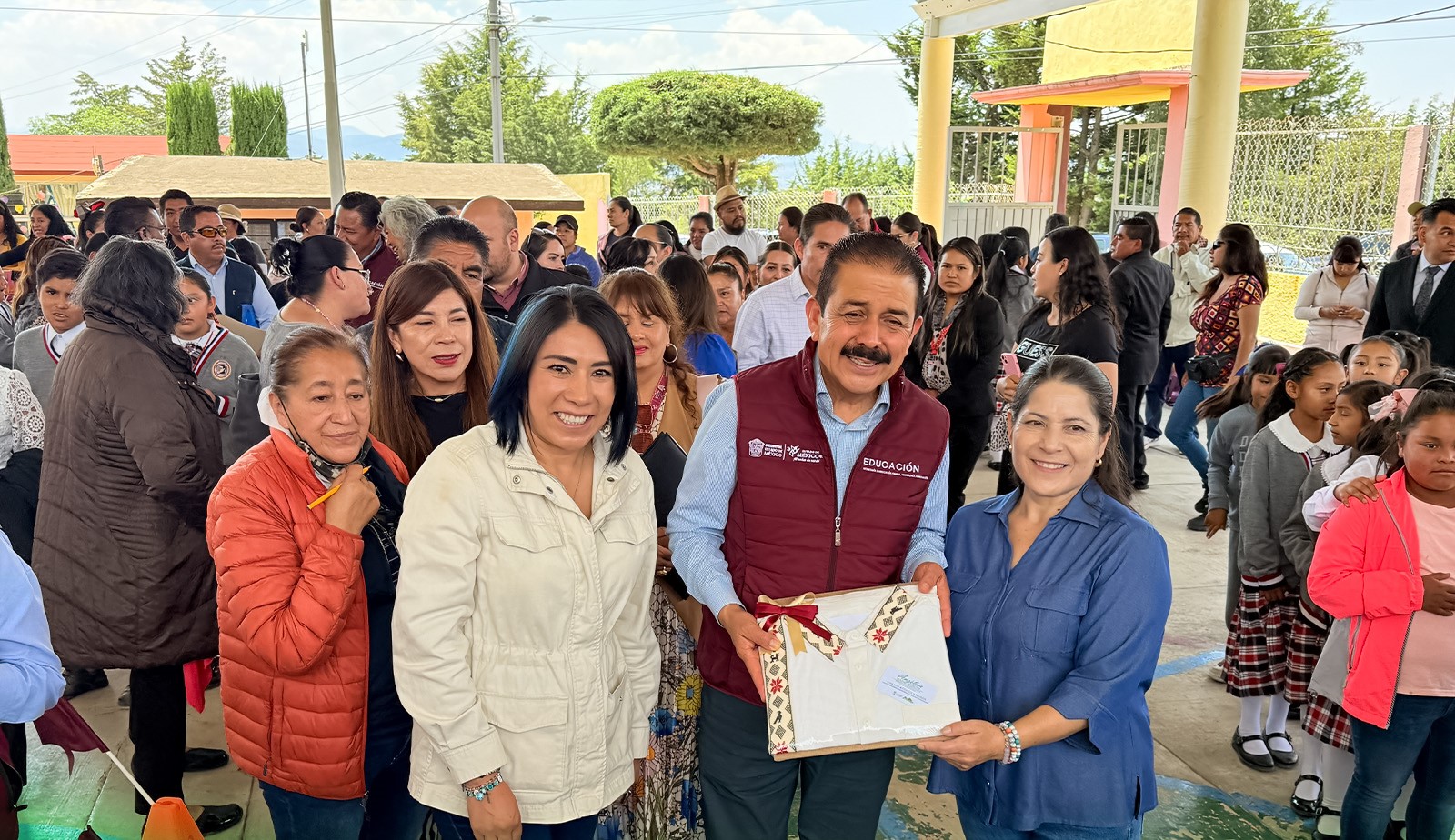Angélica Colín subrayó que cada acción en favor de la educación representa una inversión en el futuro de Acambay, al abrir oportunidades para nuevas generaciones y consolidar mejores herramientas para su formación académica.